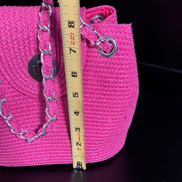 Elegant Pink Crochet Shoulder Bag with Chain Strap - Picture 7 of 8